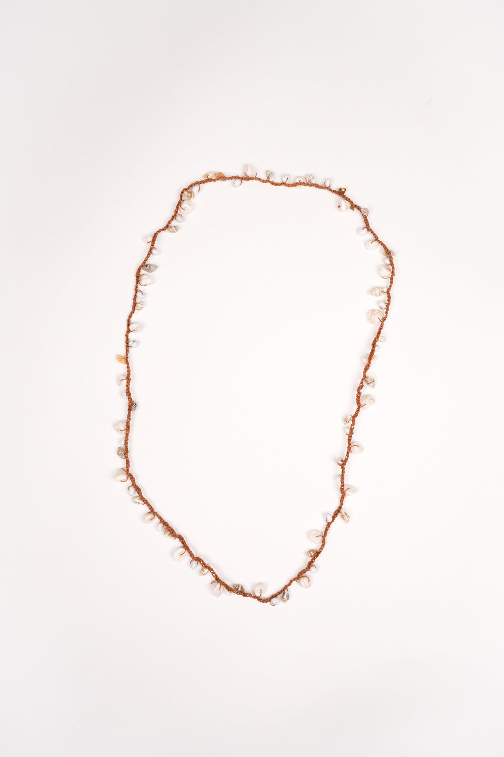 Collar tejido de caracoles