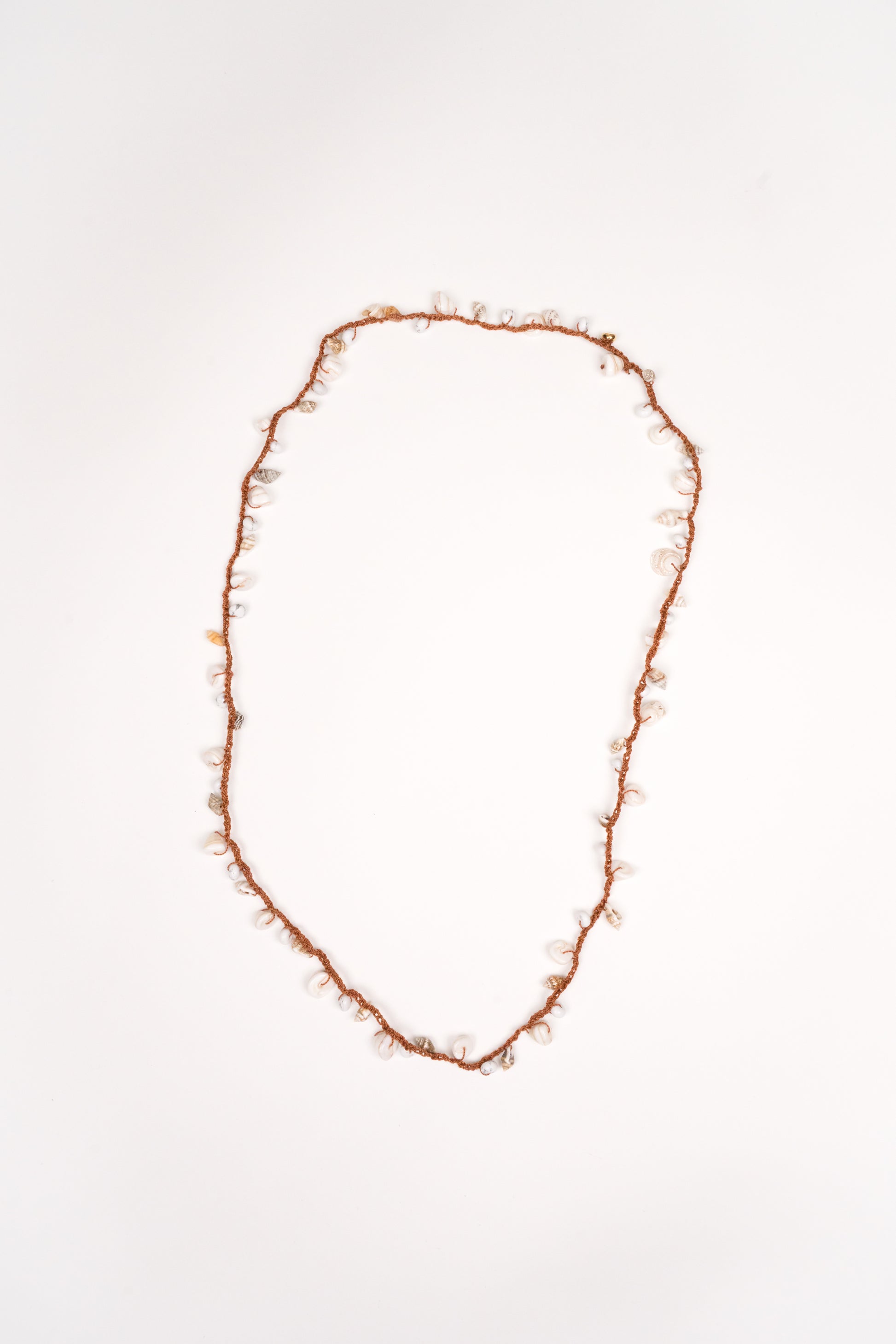 Collar tejido de caracoles