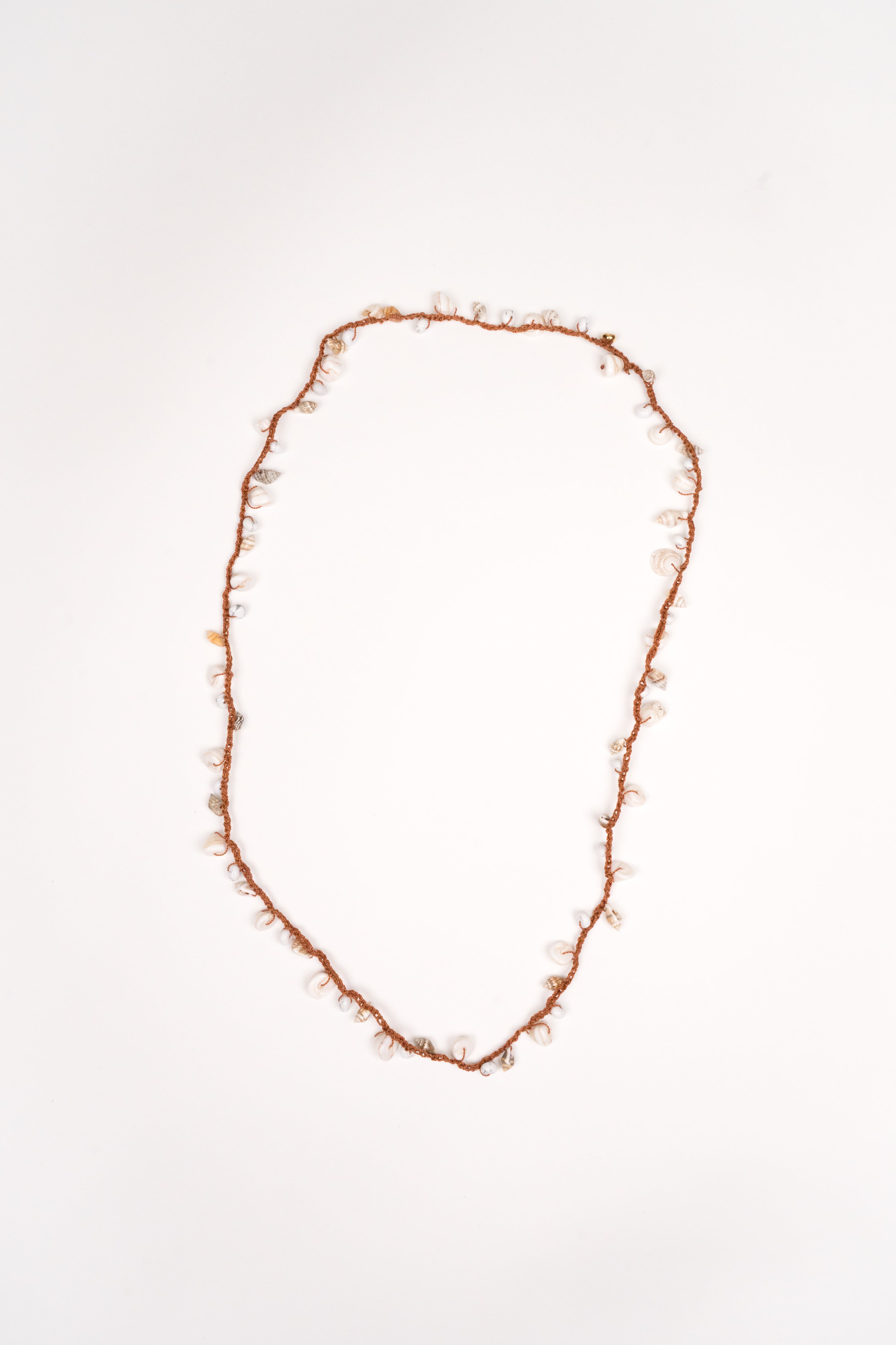 Collar tejido de caracoles