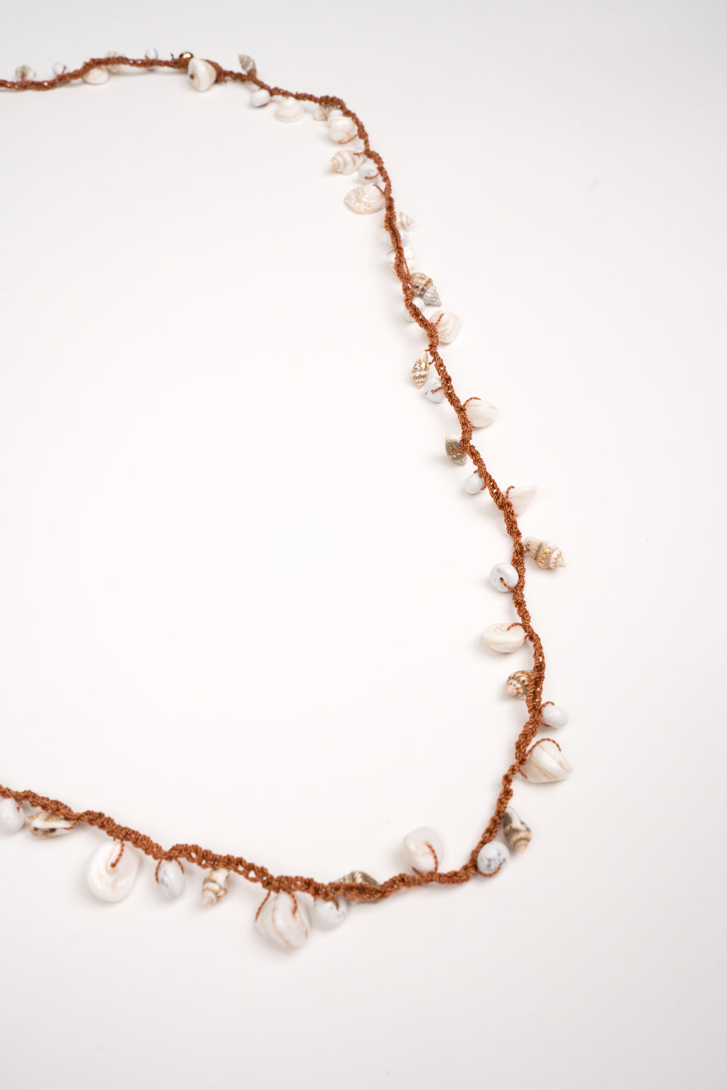 Collar tejido de caracoles