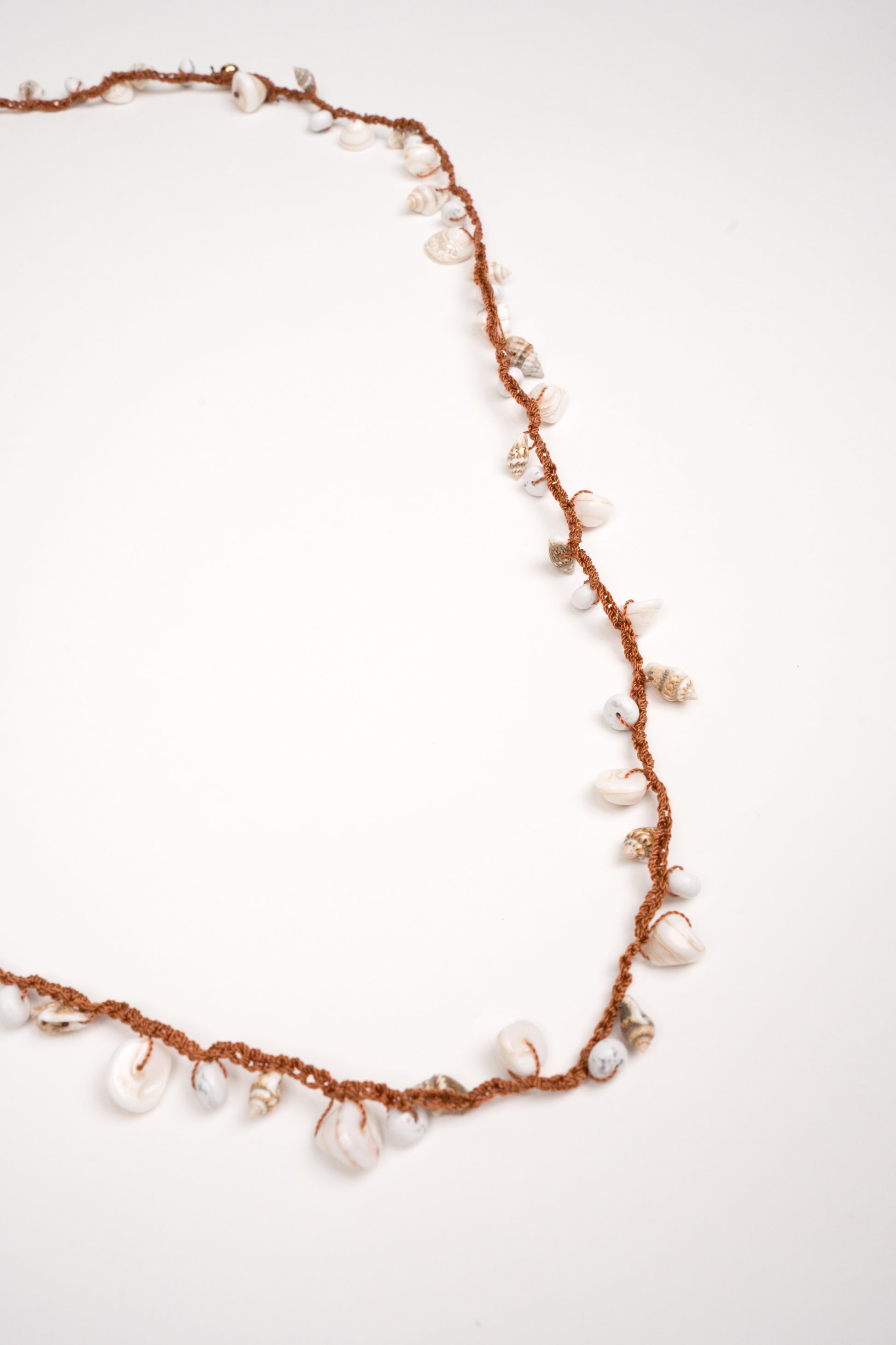 Collar tejido de caracoles