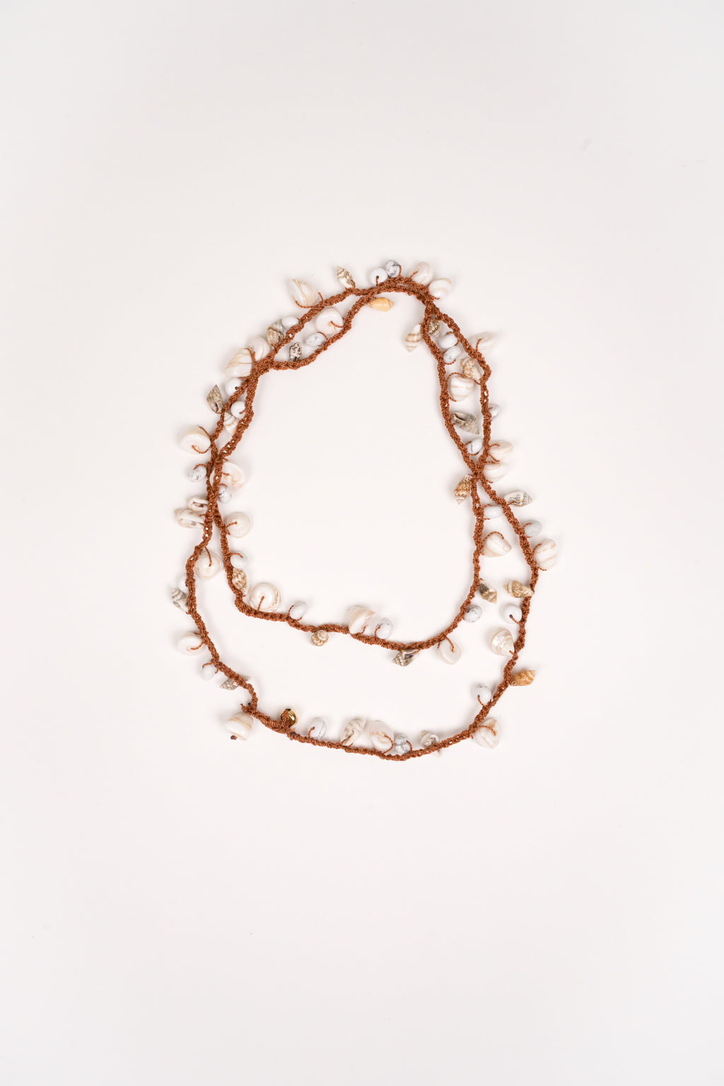 Collar tejido de caracoles