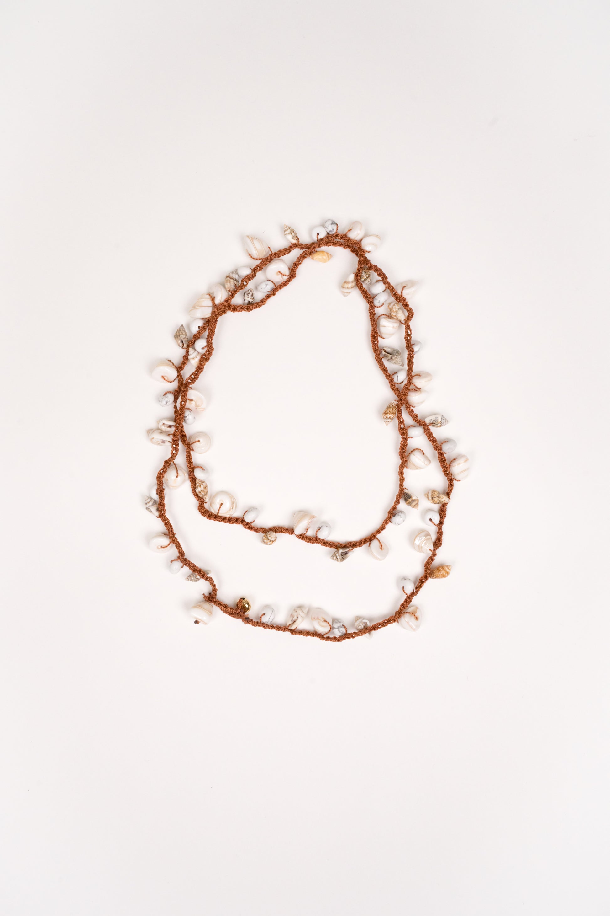 Collar tejido de caracoles