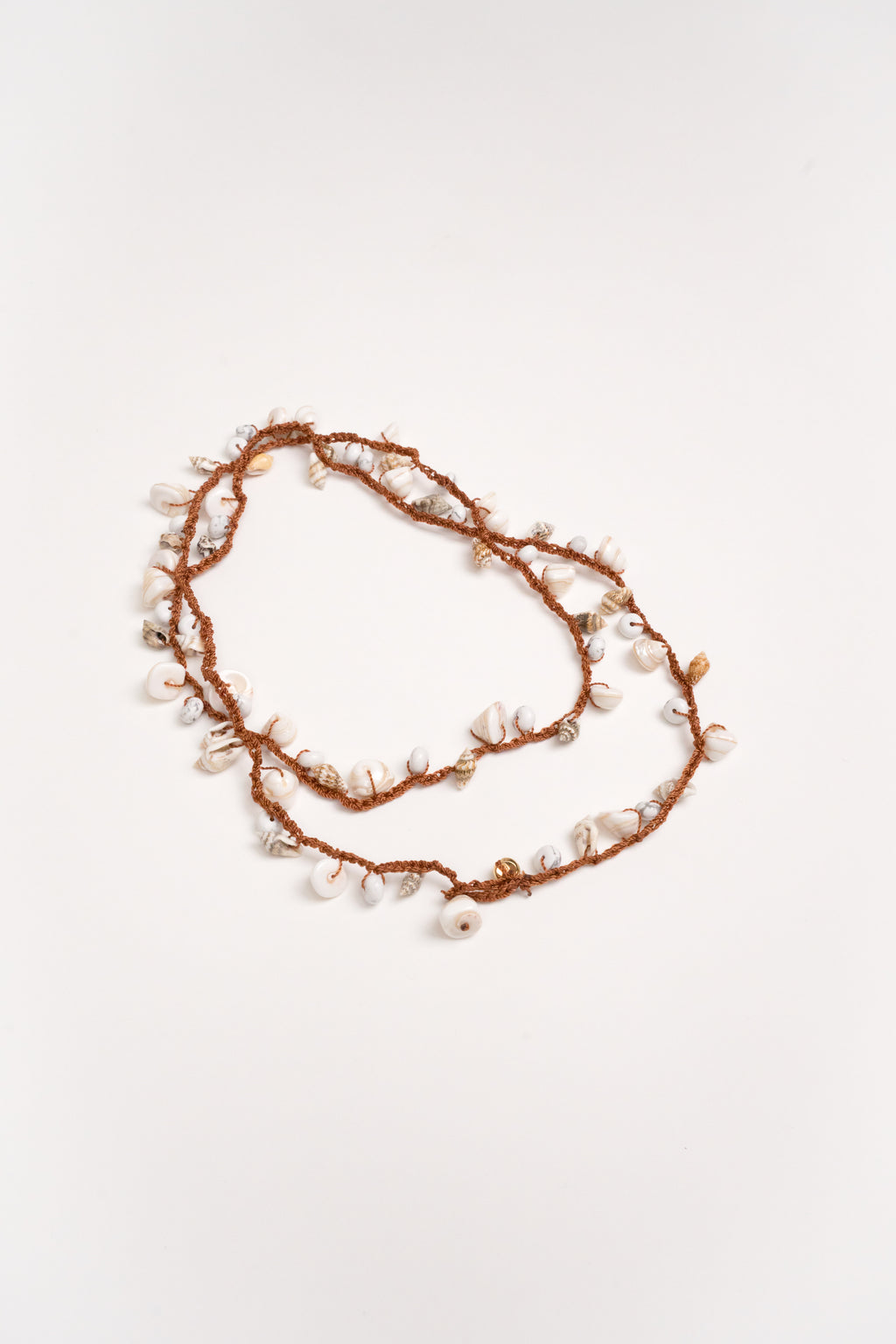 Collar tejido de caracoles