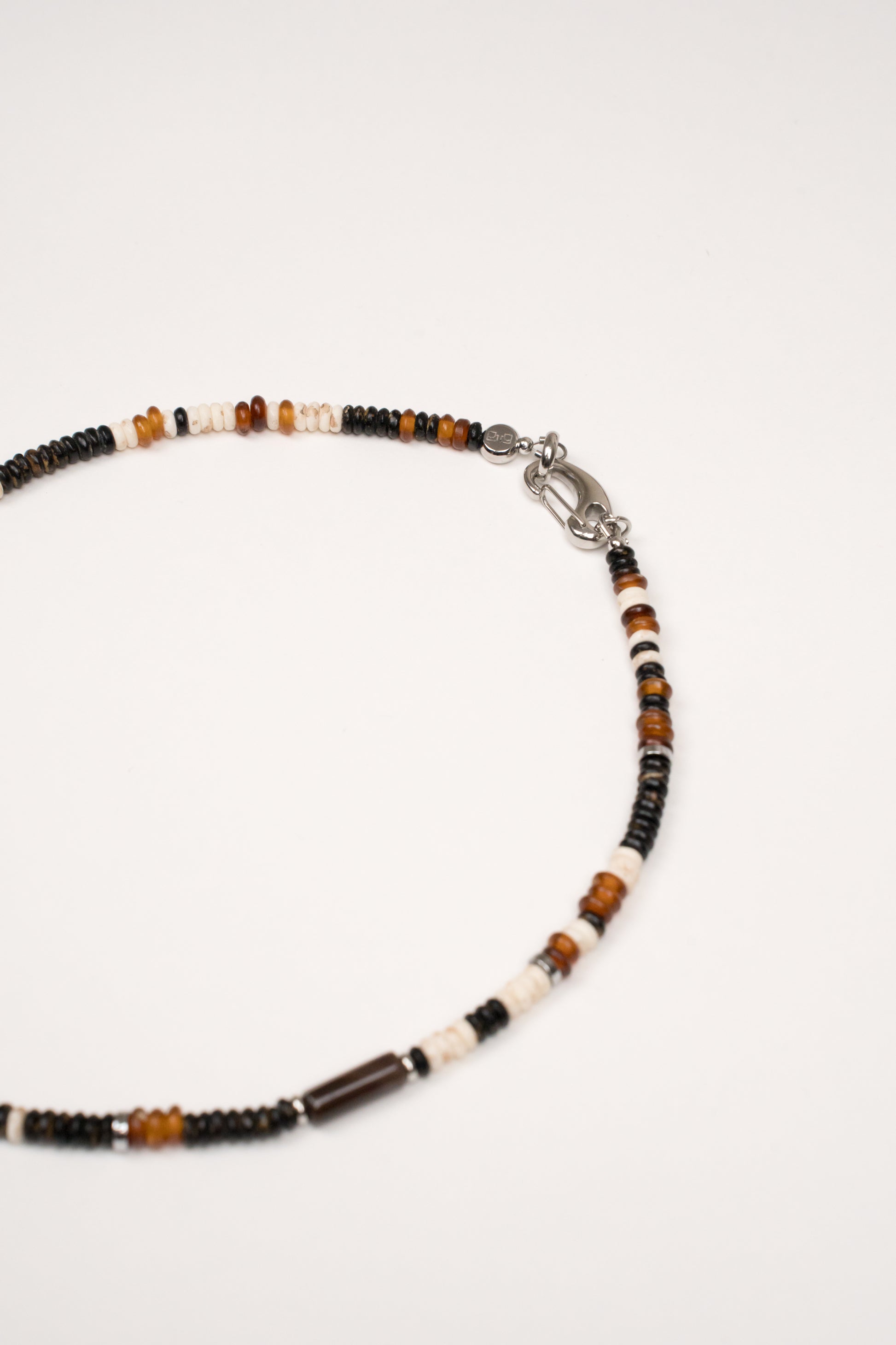 Collar anillos marrones en cable