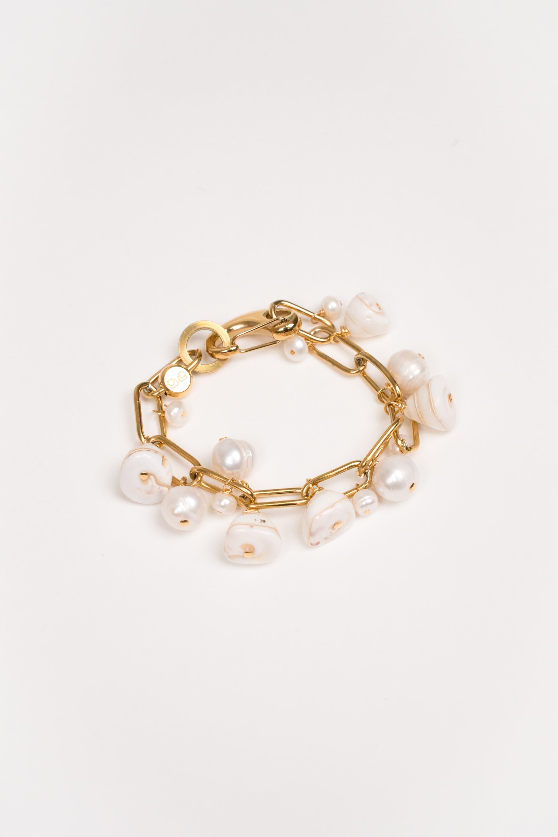 Pulsera cadena con perlas y conchas