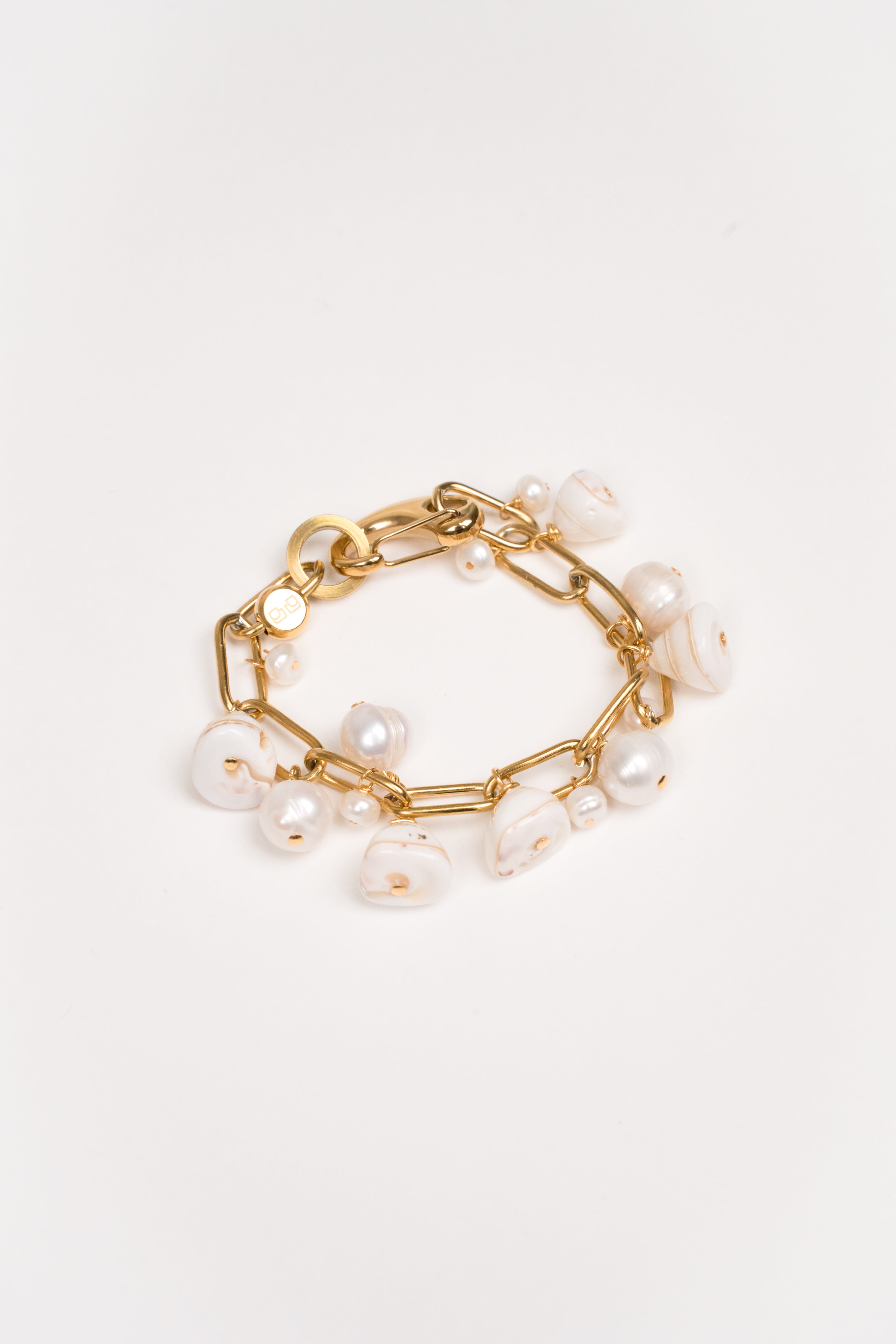 Pulsera cadena con perlas y conchas